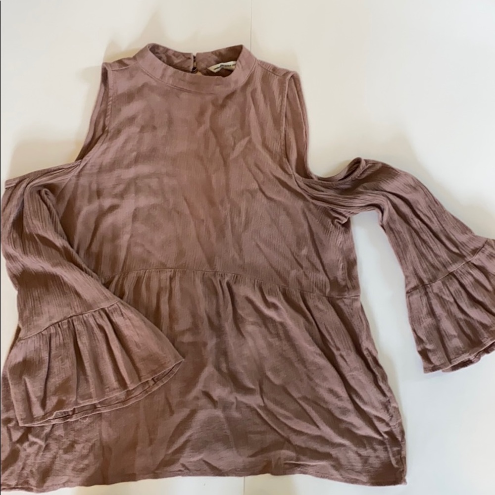 AMERICAN EAGLE SHOULDER CUTOUT TOP